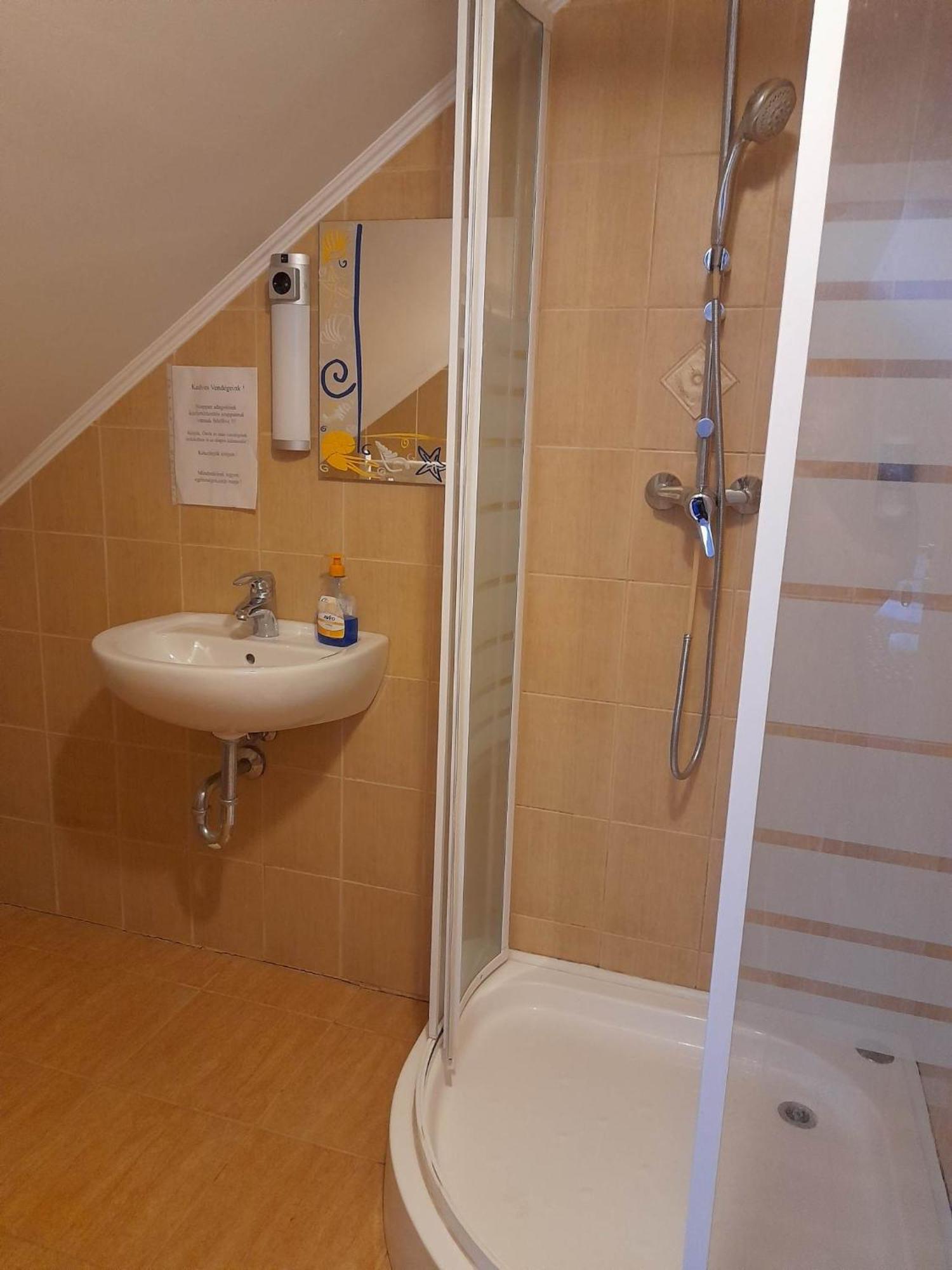 Bed and Breakfast Kemences Fogado Tardos Exterior foto