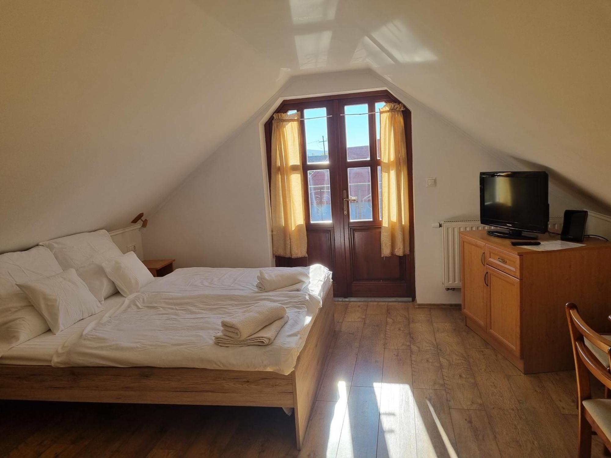 Bed and Breakfast Kemences Fogado Tardos Exterior foto